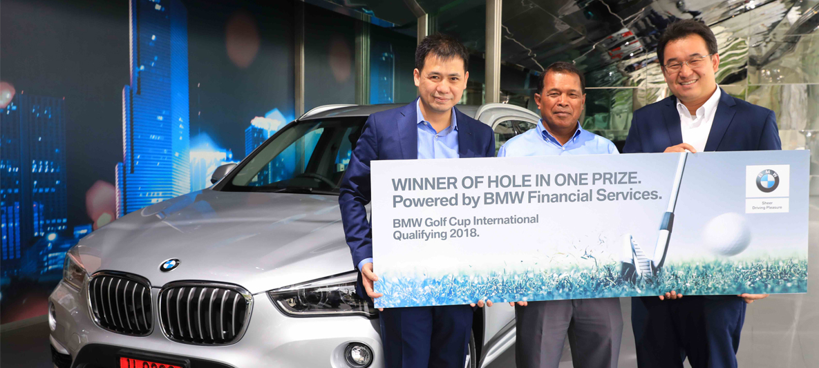 Khun Trairong Suanmalai (middle), a hole-in-one winner from German Auto with his prize BMW X1 sDrive18i xLine, Khun Piyavit Khemarangsan (left), President of German Auto, and Khun Ong-ard Arunsaengroj (right), Director Sales and Marketing, BMW Financial Services Thailand. Khun Trairong Suanmalai (middle), a hole-in-one winner from German Auto with his prize BMW X1 sDrive18i xLine, Khun Piyavit Khemarangsan (left), President of German Auto, and Khun Ong-ard Arunsaengroj (right), Director Sales and Marketing, BMW Financial Services Thailand.